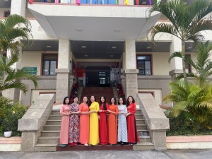 Tuần lễ áo dài tại UBND phường Yết Kiêu chào mừng kỷ niệm 113 năm Quốc tế phụ nữ 